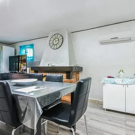 Awesome In Ponte San Cono, Buccin Holiday home *