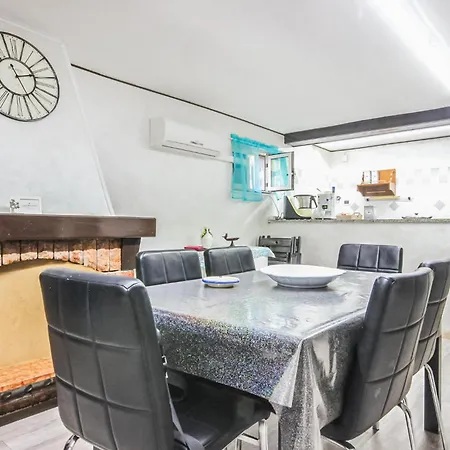 Awesome In Ponte San Cono, Buccin Holiday home
